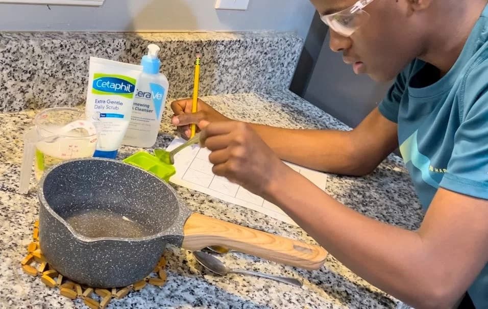 Adolescente cria sabonete contra o câncer e recebe prêmio de “Melhor Jovem Cientista da América”