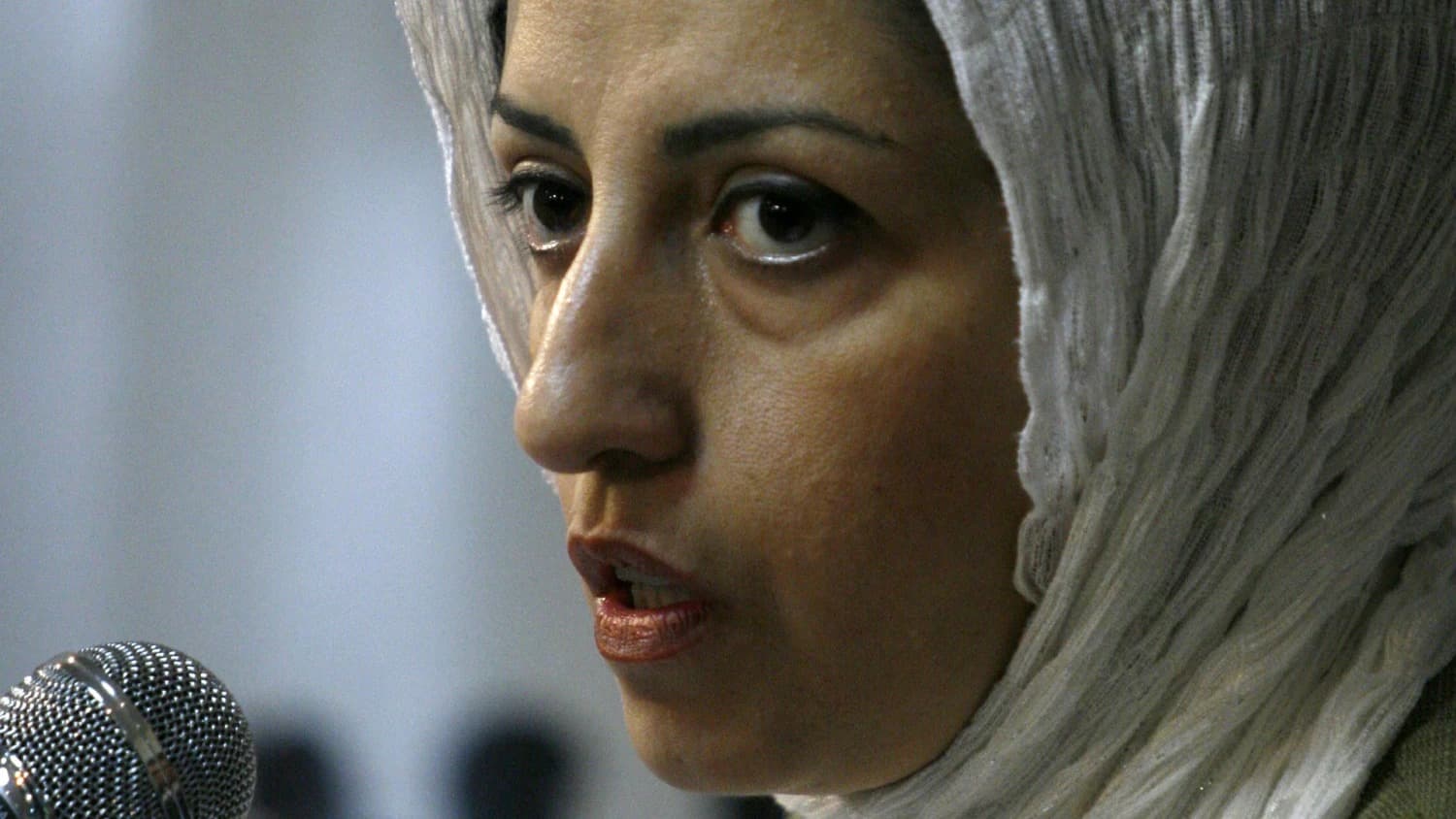 Vencedora do prêmio Nobel faz greve de fome no Irã para receber cuidados médicos