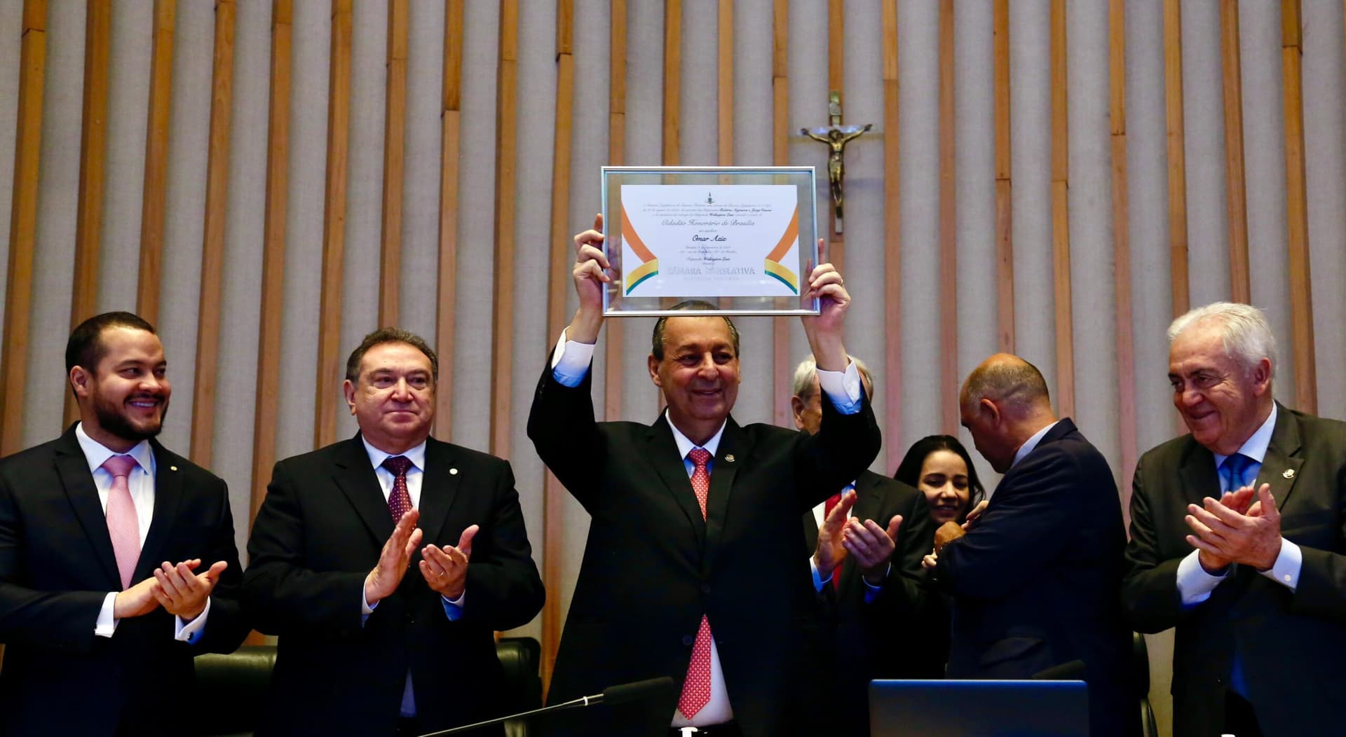 Senador Omar Aziz recebe título de cidadão honorário de Brasília