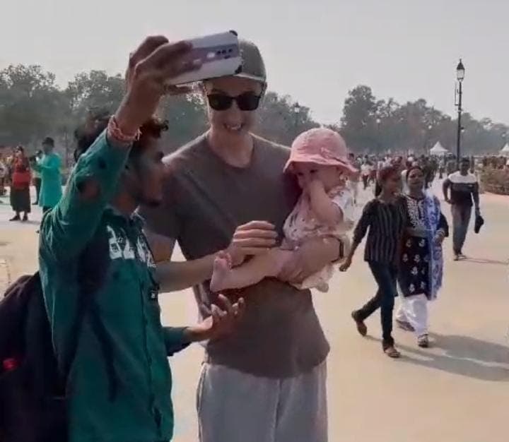 VÍDEO: Bebê brasileira na Índia vira atração turística pela cor da pele branca