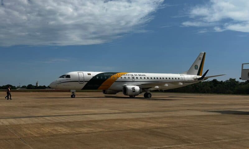 Voo com brasileiros repatriados da Cisjordânia chega em Brasília