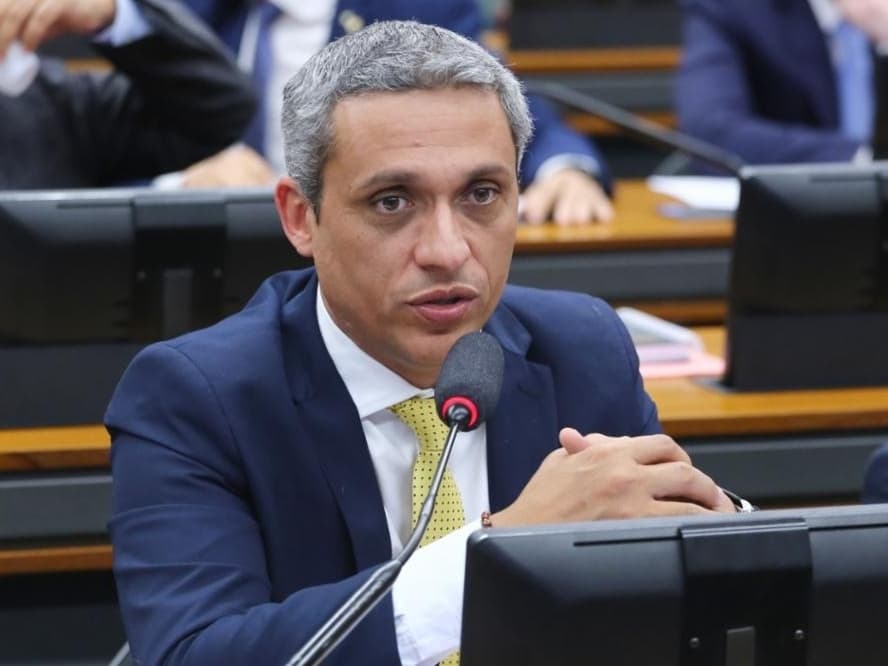VÍDEO: Deputado diz que vai punir filha adolescente se ela tirar boa nota no Enem