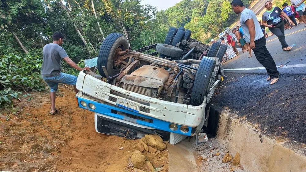 Caminhão tomba em ramal de Manacapuru e 13 pessoas ficam feridas
