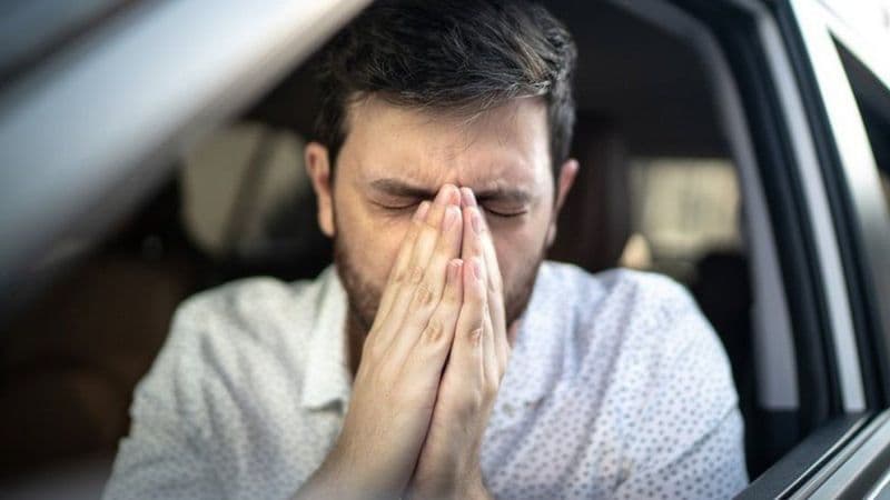 Homem tem ruptura na traqueia após segurar espirro