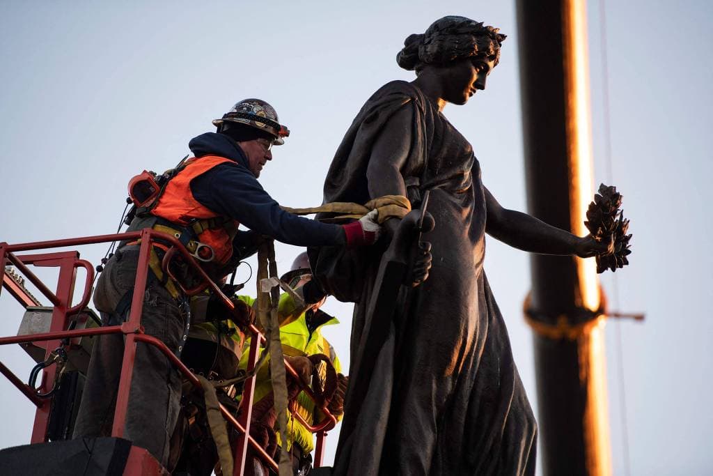 EUA removem monumento confederado de cemitério na Virgínia