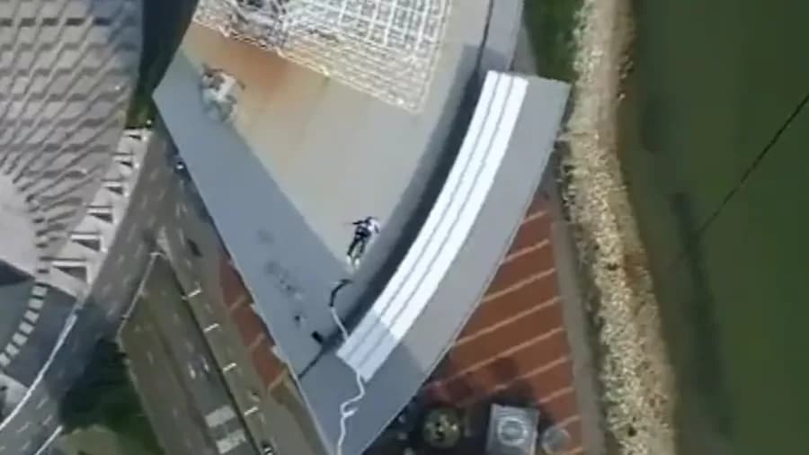 VÍDEO: Turista morre após saltar de torre de 233m de altura na China