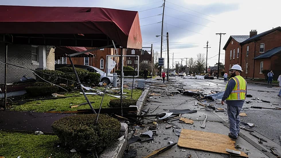 VÍDEO: Tornado atinge EUA, mata 6 pessoas e deixa mais de 160 mil casas sem eletricidade