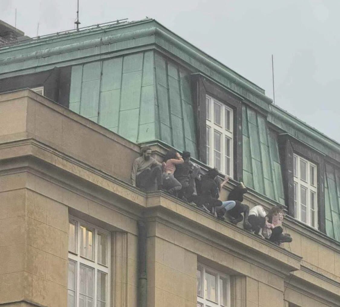 VÍDEOS: Atirador mata ao menos 10 pessoas ao invadir Faculdade de Artes, em Praga