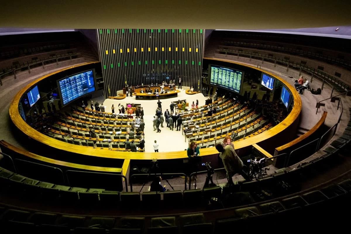 Câmara aprova projeto que criminaliza gravar nudez sem consentimento em locais públicos