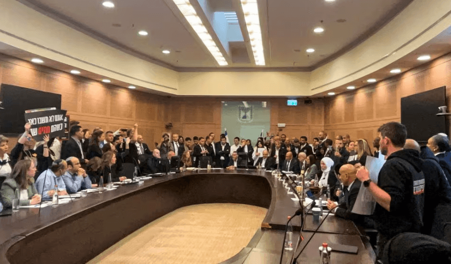 Manifestantes invadem parlamento para exigir libertação de israelenses reféns do Hamas