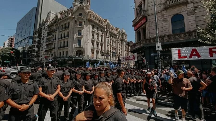 Justiça revoga artigos do megadecreto de Milei em meio a greve