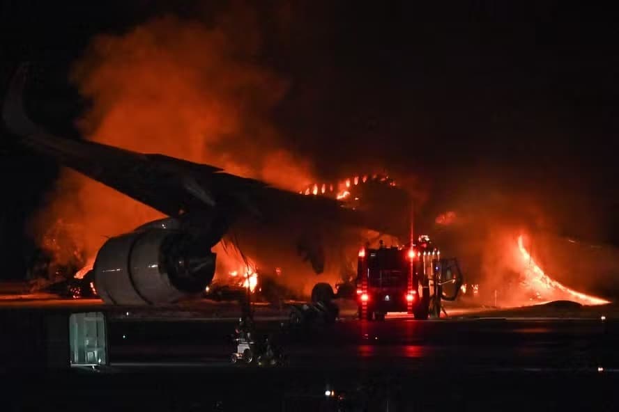 Colisão no Japão: Autoridades dizem que avião que pegou fogo foi autorizado a pousar