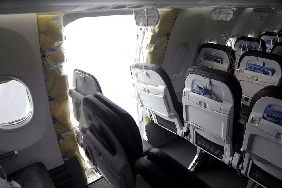 EUA: Porta de avião que caiu durante voo é encontrada em quintal de professor