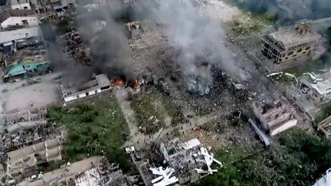 VÍDEO: Explosão de fábrica de fogos de artifício na Tailândia mata cerca de 20 pessoas