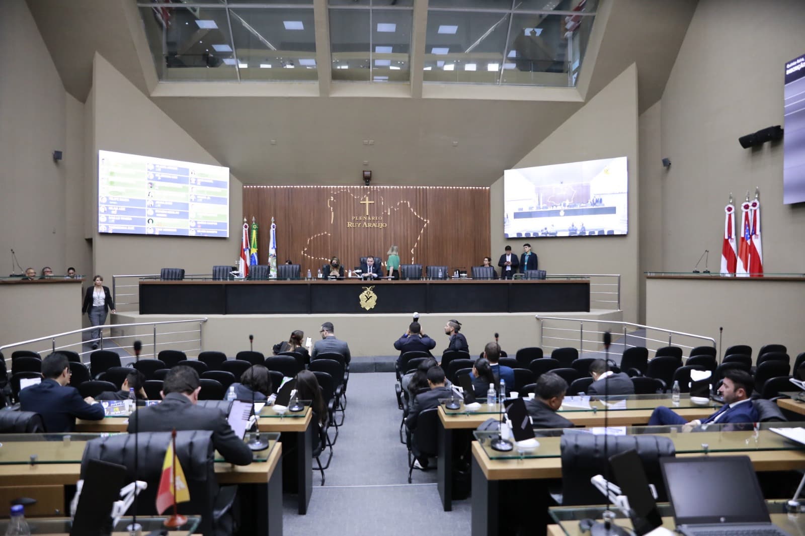 ALEAM tem duas deputadas afastadas por licença-maternidade