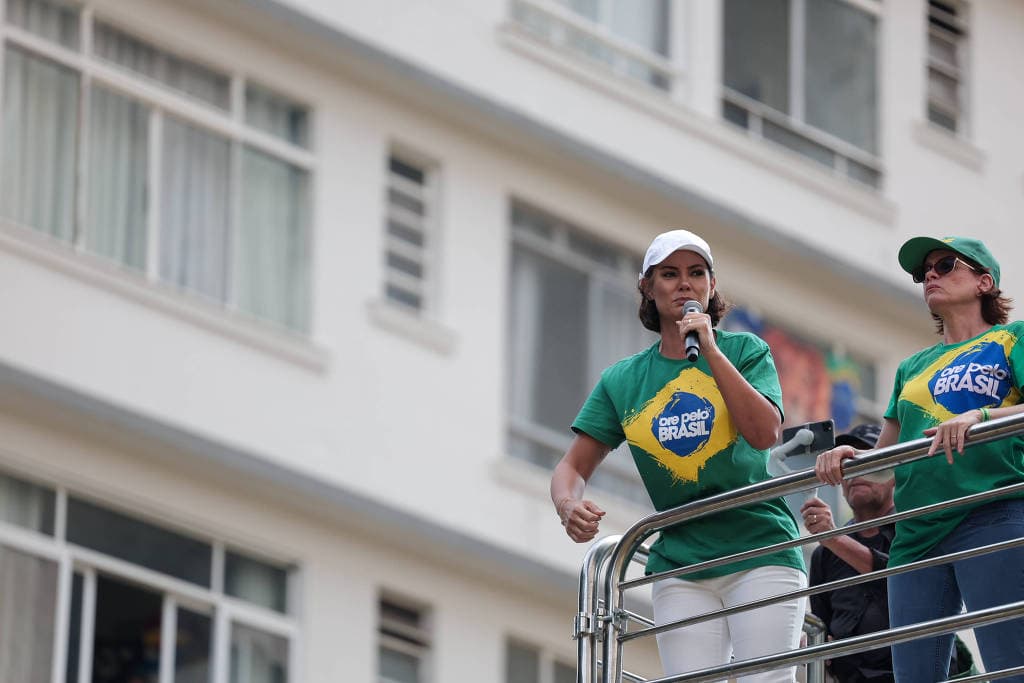 VÍDEOS: Em ato na Paulista, Michelle Bolsonaro chora e fala de injustiças contra o marido