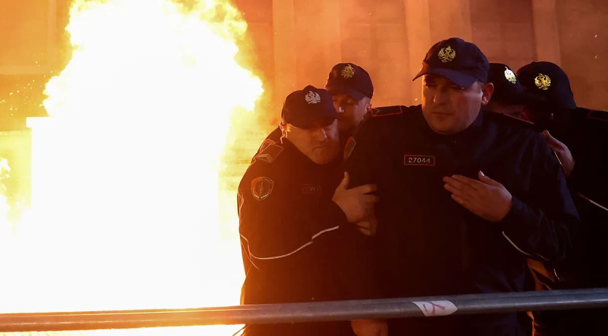 Opositores atiram coquetel molotov contra prédio do governo da Albânia
