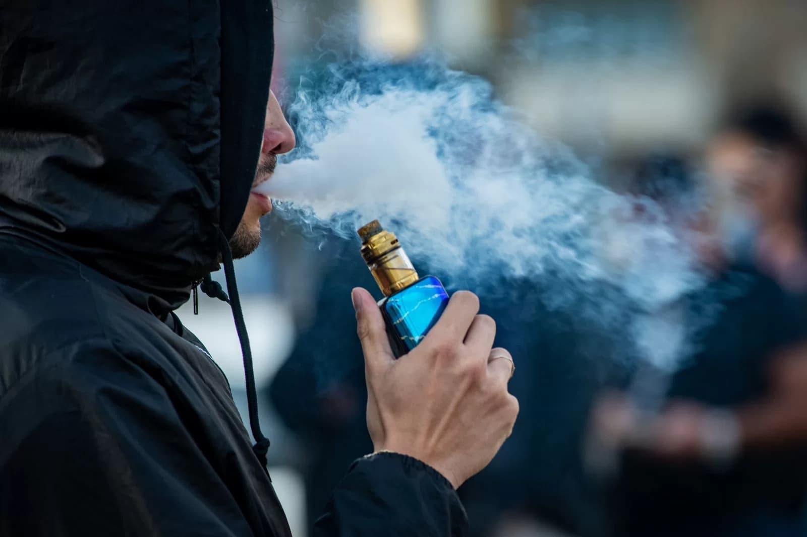 Adolescentes são hospitalizados em Londres após misturarem “droga zumbi” com cigarro eletrônico