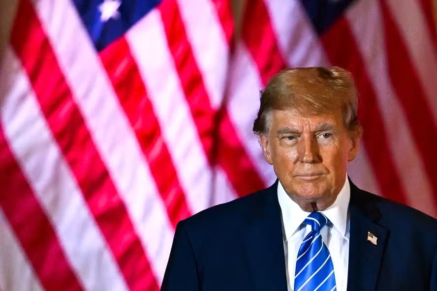 Cristãos reagem à cópia patriótica da Bíblia vendida por Trump