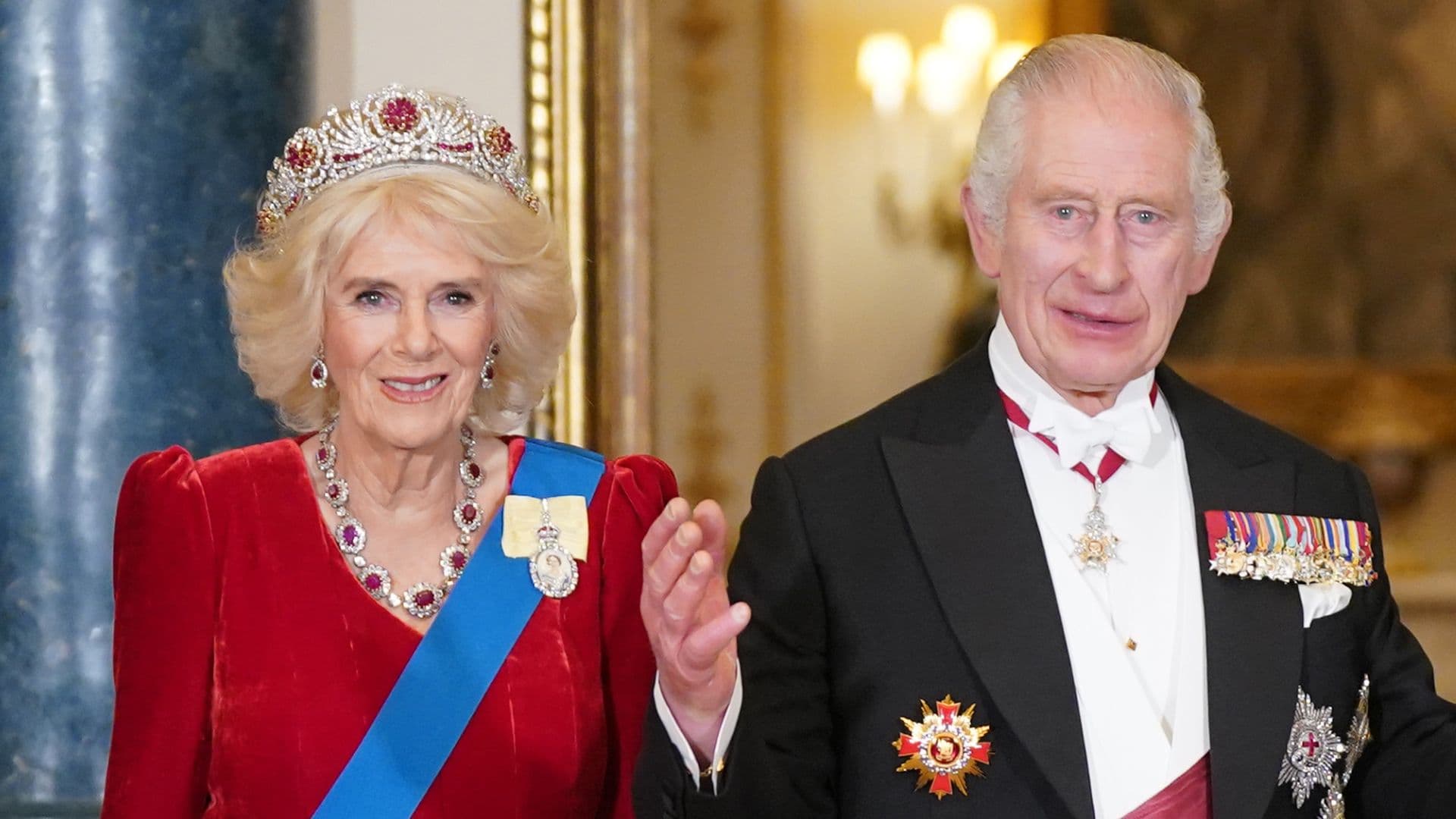 Rainha Camilla faz atualizações sobre o estado de saúde do rei Charles