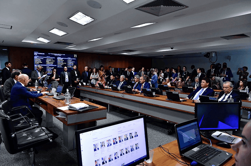 Senado aprova projeto que proíbe uso de banheiros com base na identidade de gênero em escolas