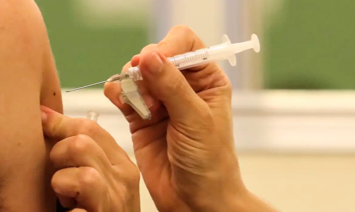 Brasil está fora da lista de distribuição do lenacapavir, a “vacina” contra o HIV; entenda