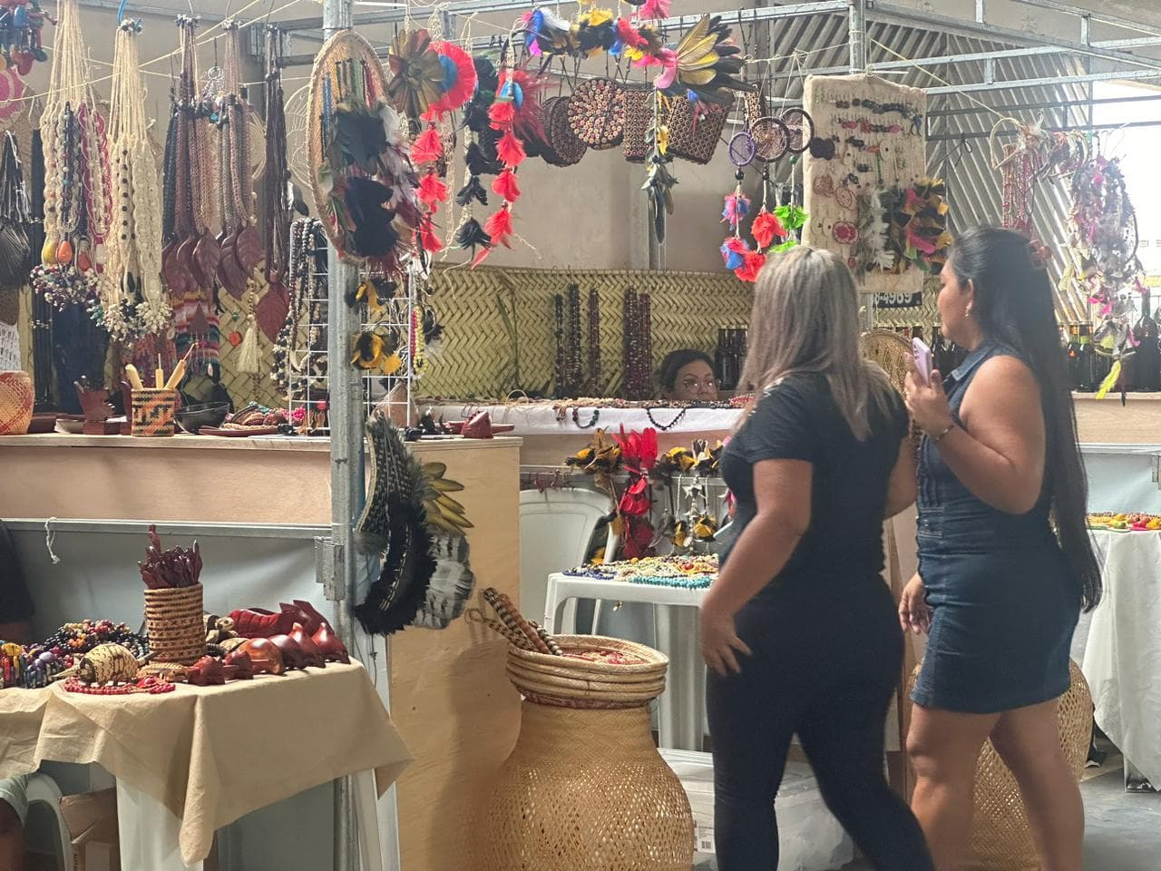 Artesanato das etnias Baré, Tikuna e Sateré-Mawé terá exposição na Feira da Eduardo Ribeiro, neste domingo (28)