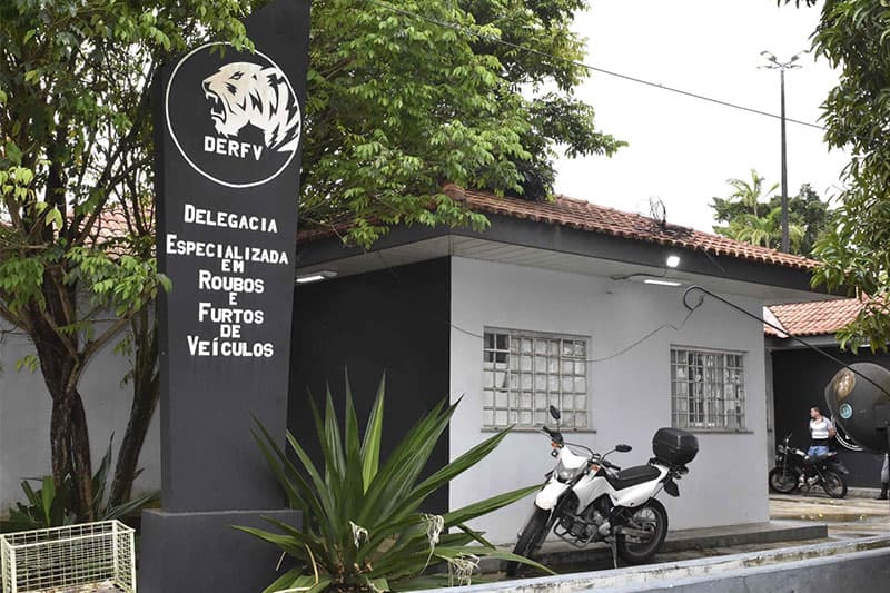 Homem é preso por envolvimento em roubo de veículo no bairro Petrópolis