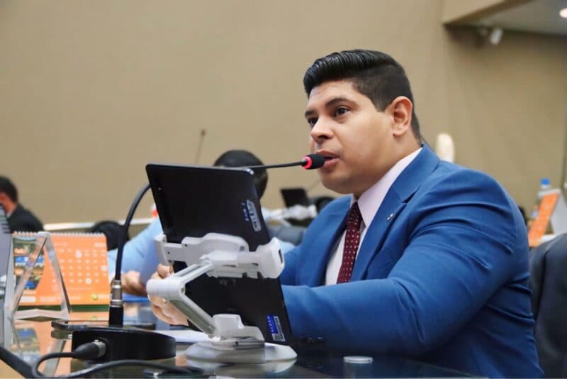 Aleam aprova PL que garante dois acompanhantes aos autistas nas unidades de saúde