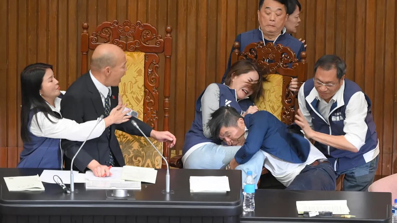 VÍDEO: Em Taiwan, parlamentares sobem nas mesas do plenário e trocam tapas