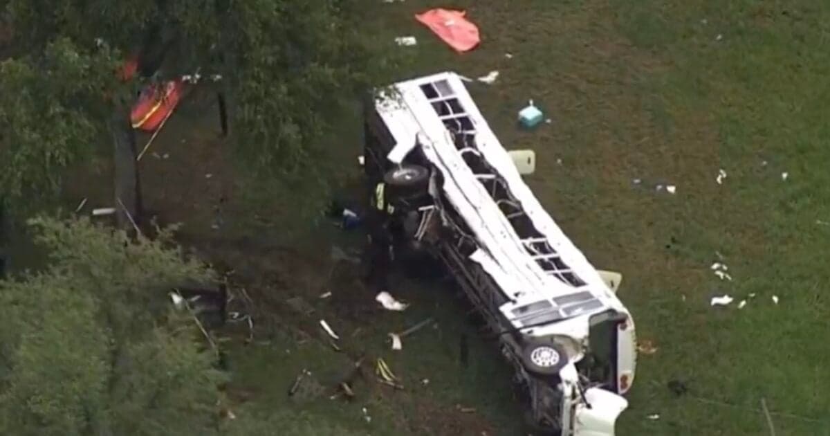 VÍDEO: Acidente com ônibus mata oito pessoas e deixa outras 45 feridas, nos Estados Unidos