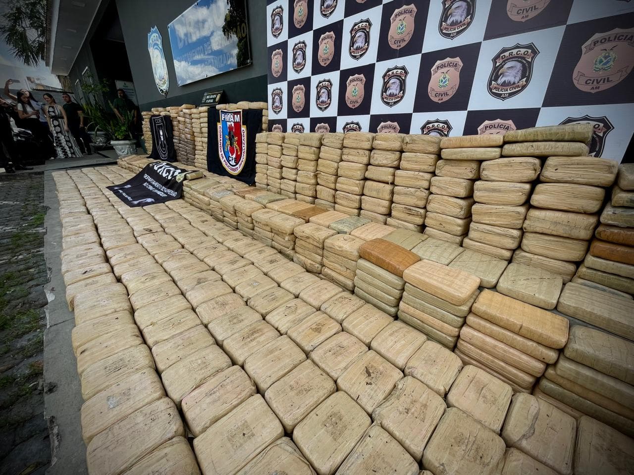 VÍDEO: Uma tonelada de maconha, avaliada em R$ 20 milhões, é apreendida no AM