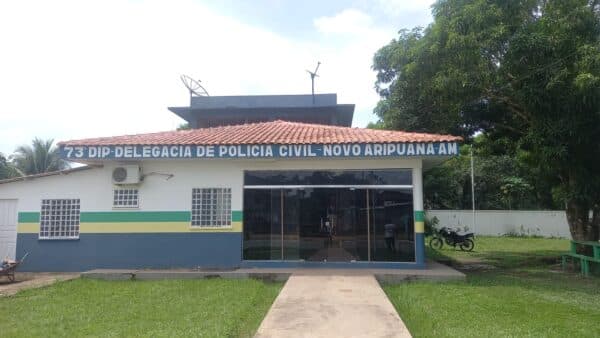 Mulher é presa por abandonar filhos sozinhos em casa, no AM