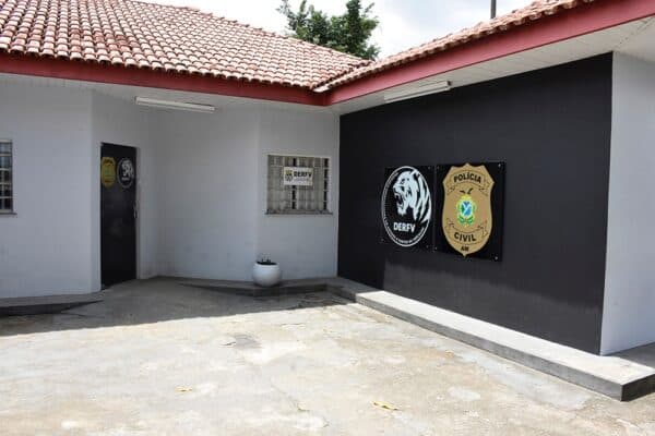 Homem é preso em flagrante usando carro com placa adulterada em Manaus