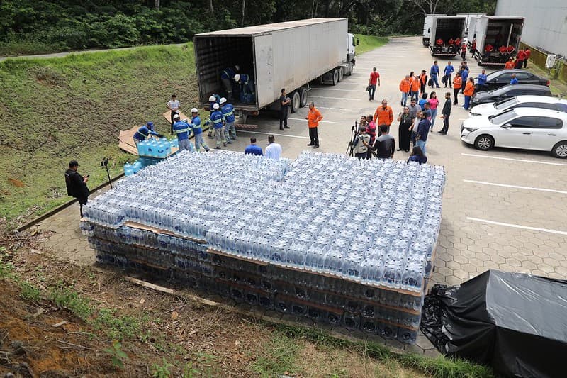 Governo do Amazonas e Prefeitura de Manaus enviam água potável para o Rio Grande do Sul