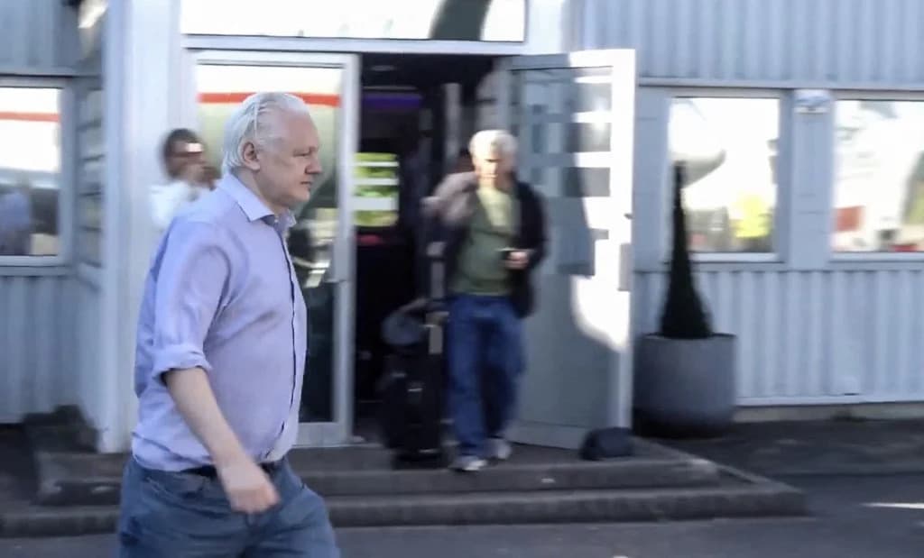 Fundador do WikiLeaks deixa a prisão no Reino Unido; Julian Assange vazou mais de 700 mil documentos confidenciais dos EUA