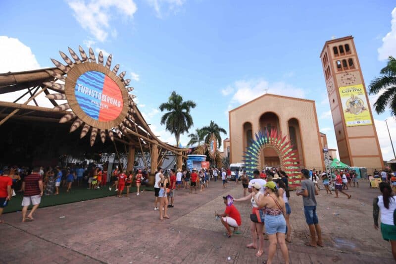 Mega estrutura e serviços são montados para atender turistas durante Festival de Parintins