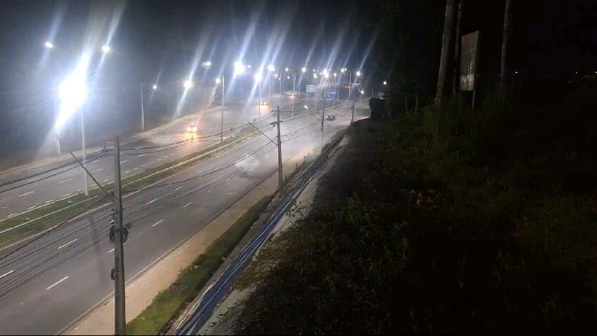 VÍDEO: Bandidos arremessam bombas caseiras no Rapidão Rodoanel no Tarumã