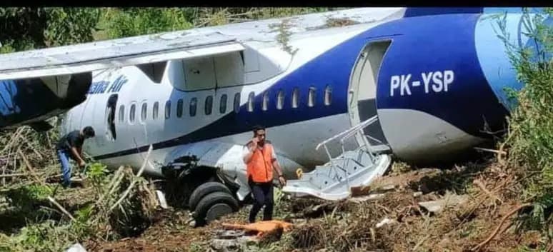Avião sai da pista em tentativa abortada de decolagem na Indonésia e fica danificado