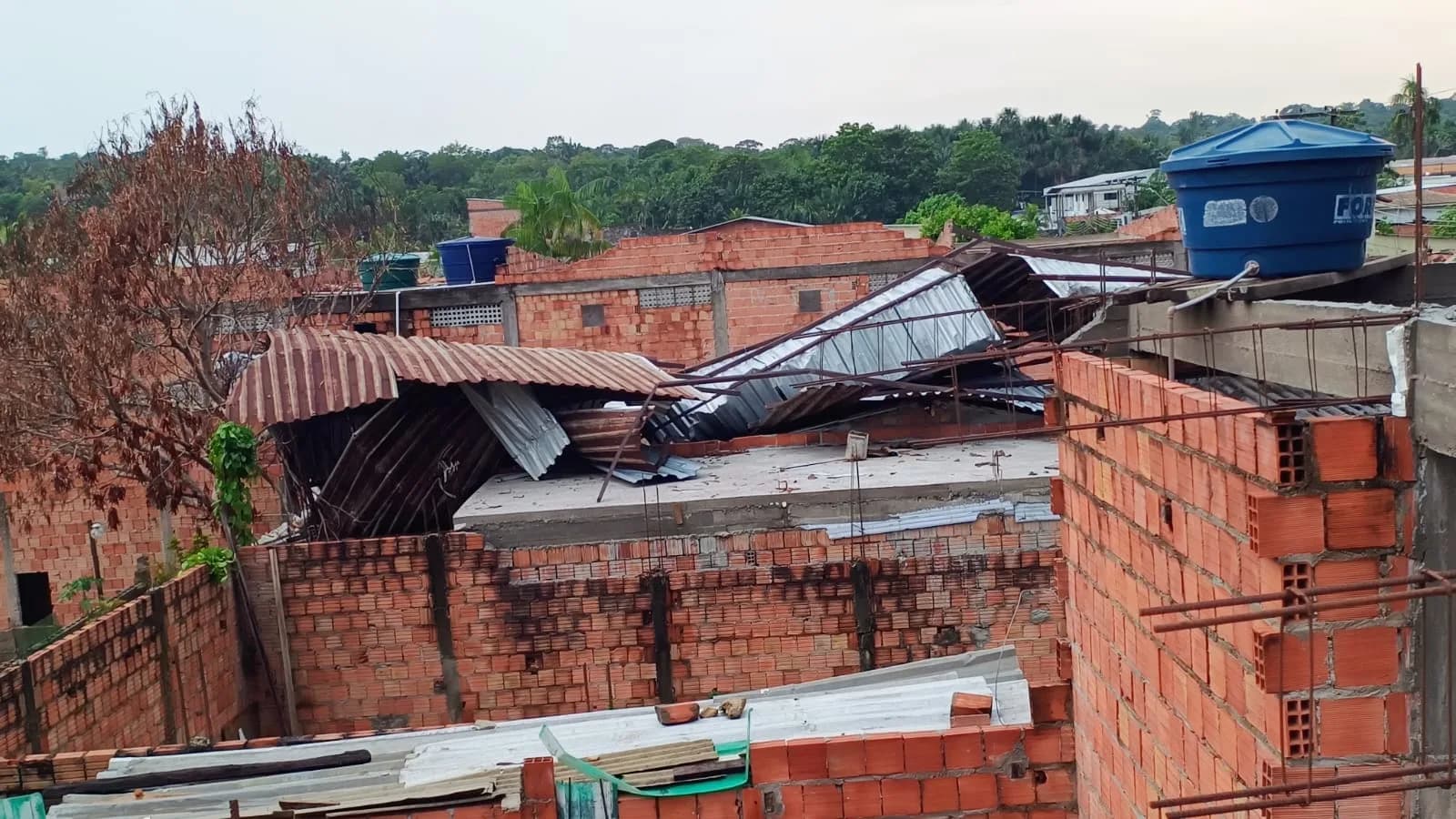 Temporal arranca telhado de vila e casas são atingidas no Tarumã