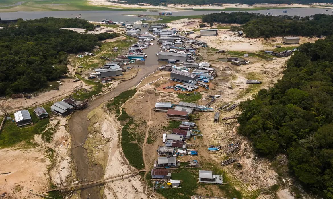 Seca histórica no Amazonas: Rio Negro bate novo recorde