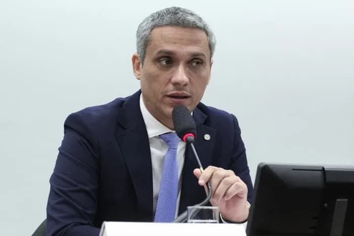 Deputado Gustavo Gayer é alvo de operação: PF encontra R$ 72 mil em espécie na casa de assessor