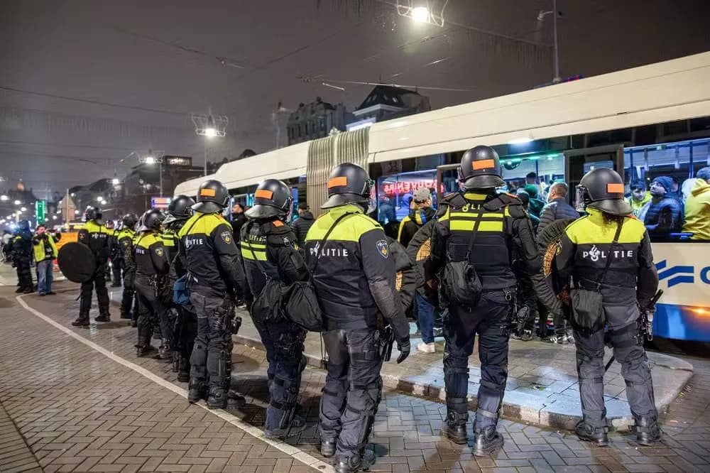 Ataque a israelenses durante jogo de futebol em Amsterdã foi combinado em apps: “Caça aos judeus”