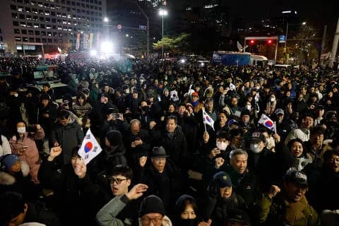 VÍDEOS: Após lei marcial na Coreia do Sul, população se revolta; mulher tenta pegar arma de soldado