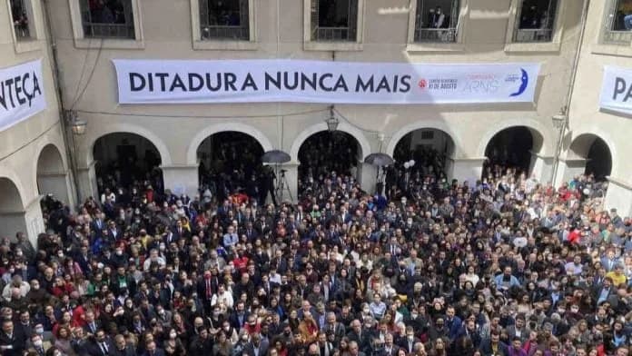 Pesquisa revela que 69% dos brasileiros defendem a democracia e 8% a ditadura