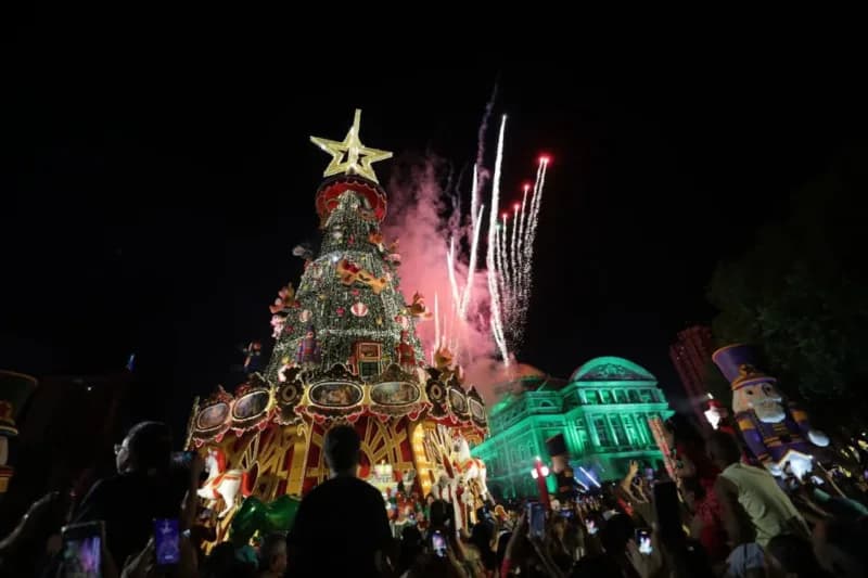 Multidão lota Largo de São Sebastião para acompanhar abertura oficial da temporada natalina em Manaus