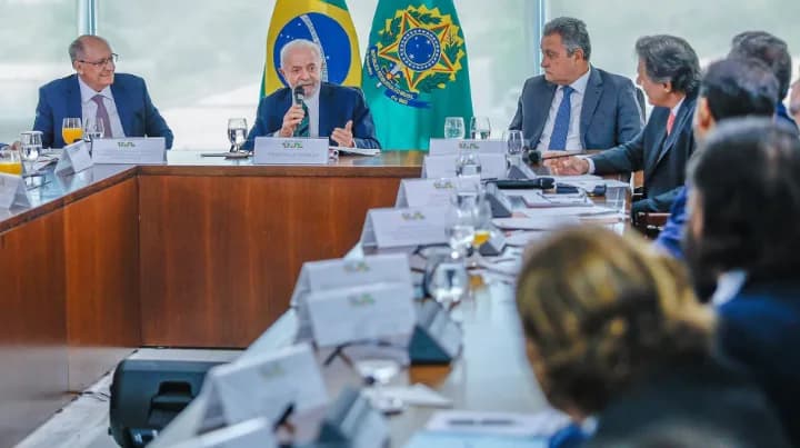 Lula faz primeira reunião com ministros do governo nesta segunda (20)