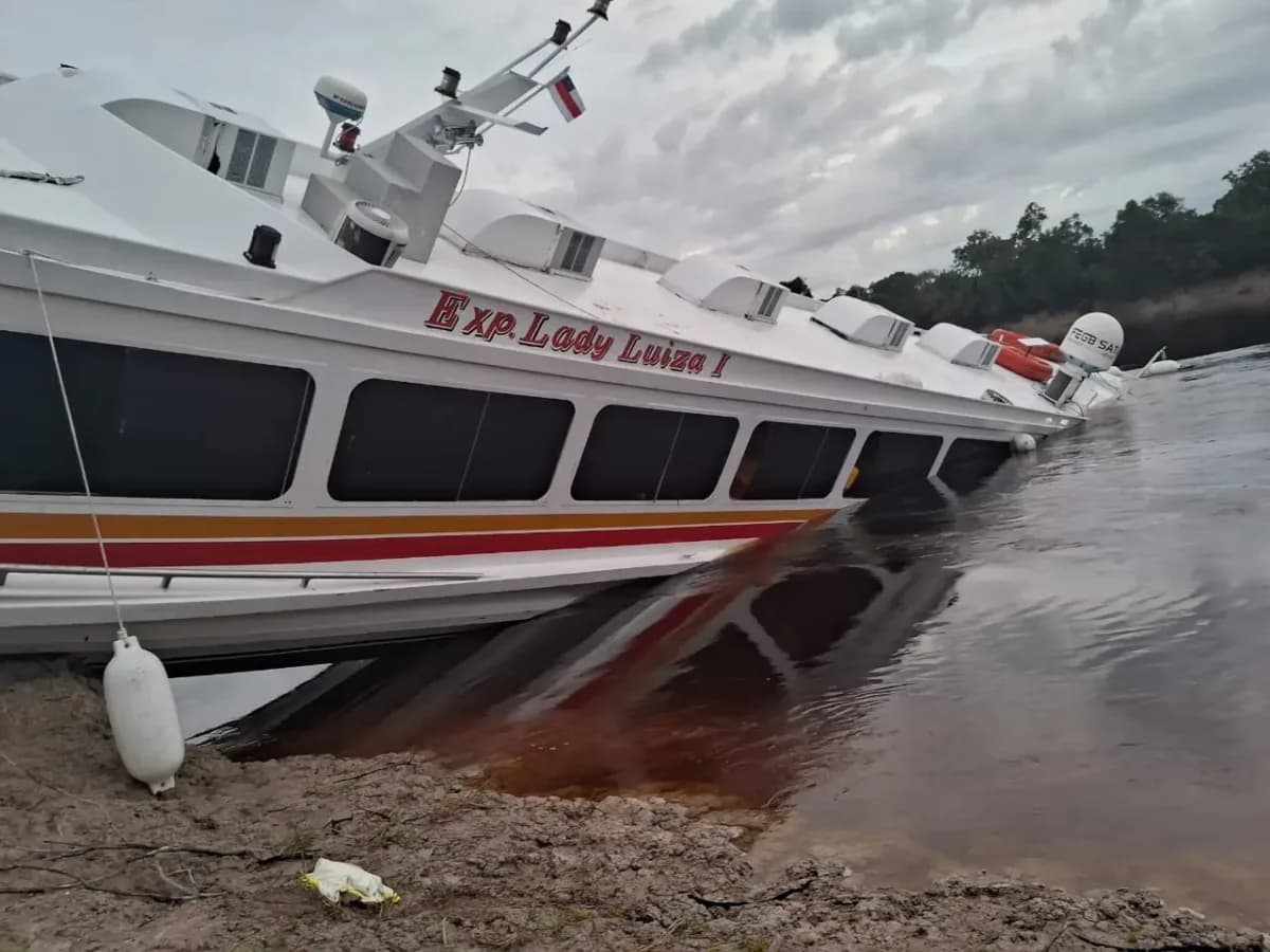 VÍDEOS: Lancha afunda após bater em barranco no Amazonas