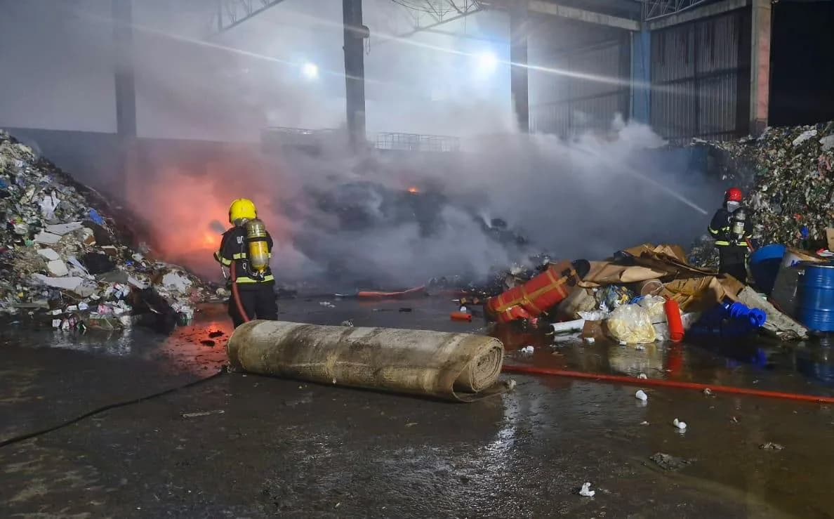 Fábrica de materiais recicláveis pega fogo em Manaus