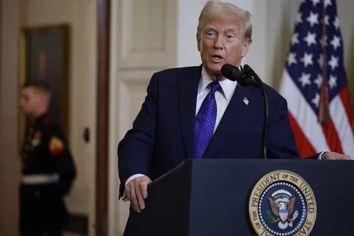 “De volta ao plástico”: Trump assina decreto para acabar com canudos de papel nos EUA